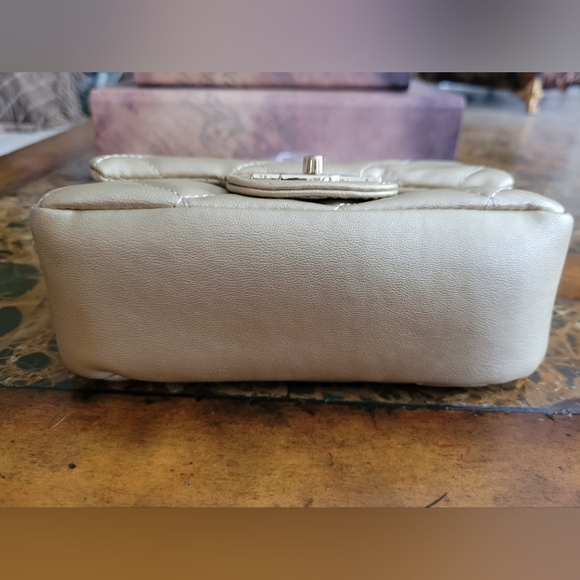 Badgley MISCHKA Elegant Gold Quilted Handbag W/PEARL HANDLE - Picture 5 of 11